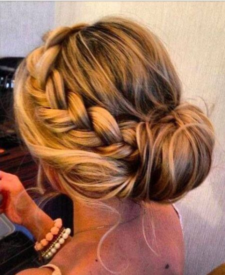 Pin Up Wedding Hairstyles Slylish Looks 2023 Guide  FAQs